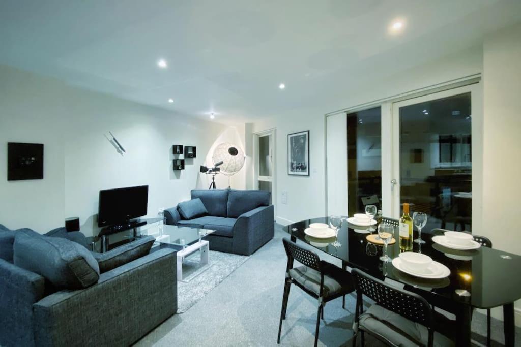 Two Bedroom Luxury Apt With Film Style スウォンジー エクステリア 写真