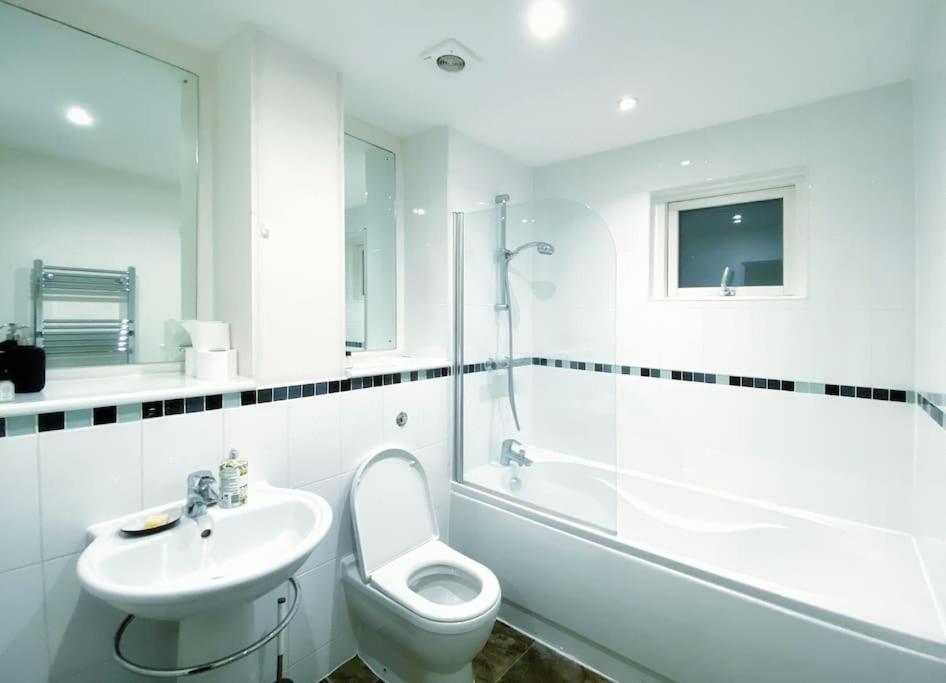 Two Bedroom Luxury Apt With Film Style スウォンジー エクステリア 写真
